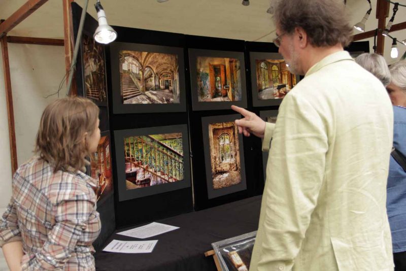 Testimonials über unsere Märkte und Events: Die Lost Places Photographie steht auf diesem Bild im Mittelpunkt des Interesses.