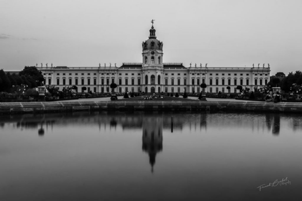 Schloss Charlottenburg durch die Kameralinse von Frank Giebel fotografiert - in schwarz-weiß!