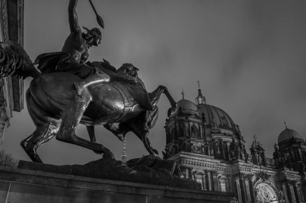 Frank Giebel Photography: Zwischen den Großen Bauwerken in Berlins Mitte: die Spitze des Fernsehturms.
