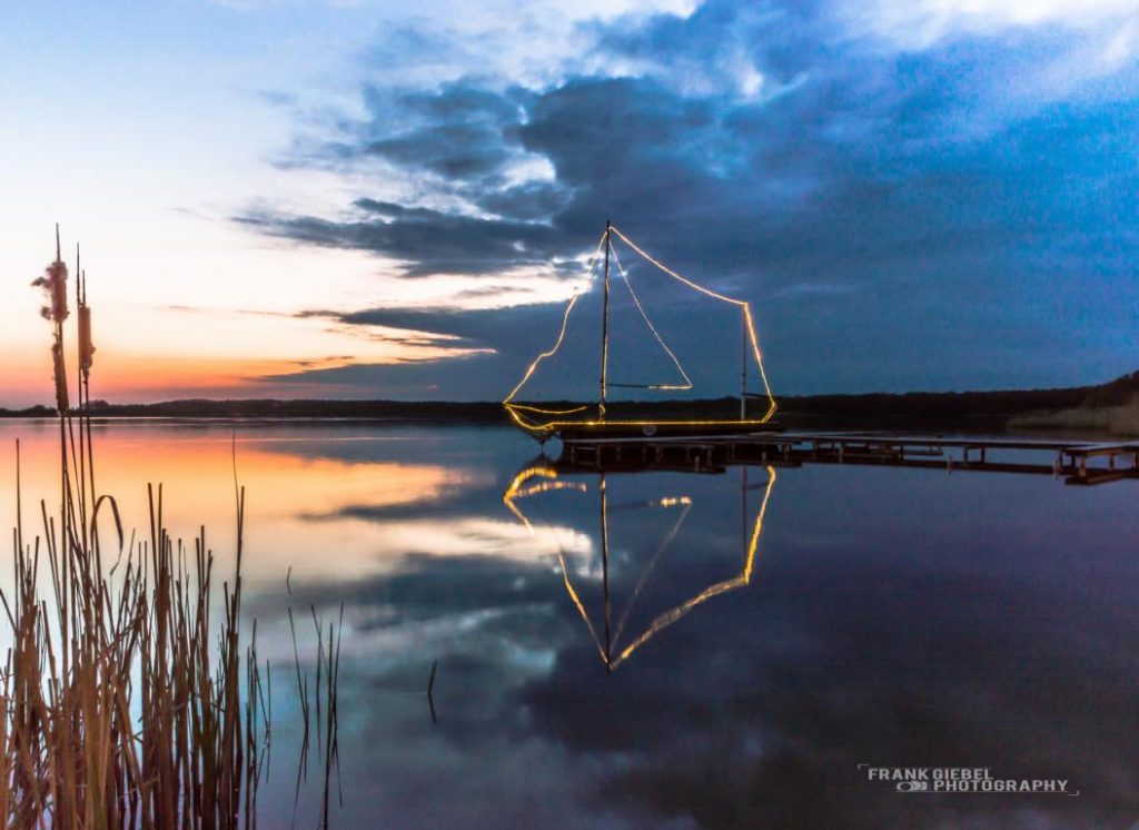 Frank Giebel Photography: Zu sehen ist der Rangsdorfer See mit dem leuchtenden Schiff auf dem Wasser.