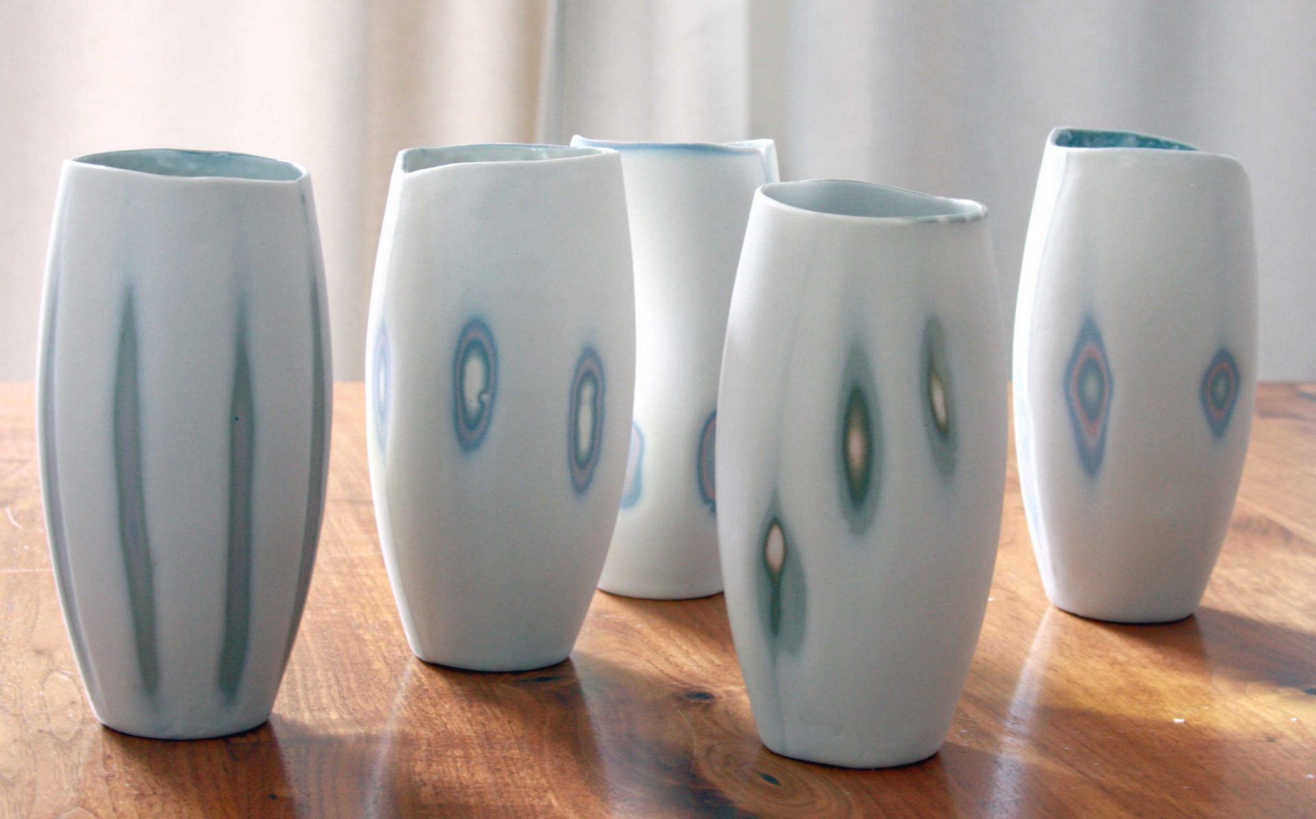 Bei der Fotografie vom Onlinekurs lernt Bettinelli, die Einzigartigkeit der Werke im Bild stärker herauszuarbeiten. Hier das Original der Vase. Das Durchscheinen des Lichts ist nicht so deutlich wie nach der Fotoarbeitung.