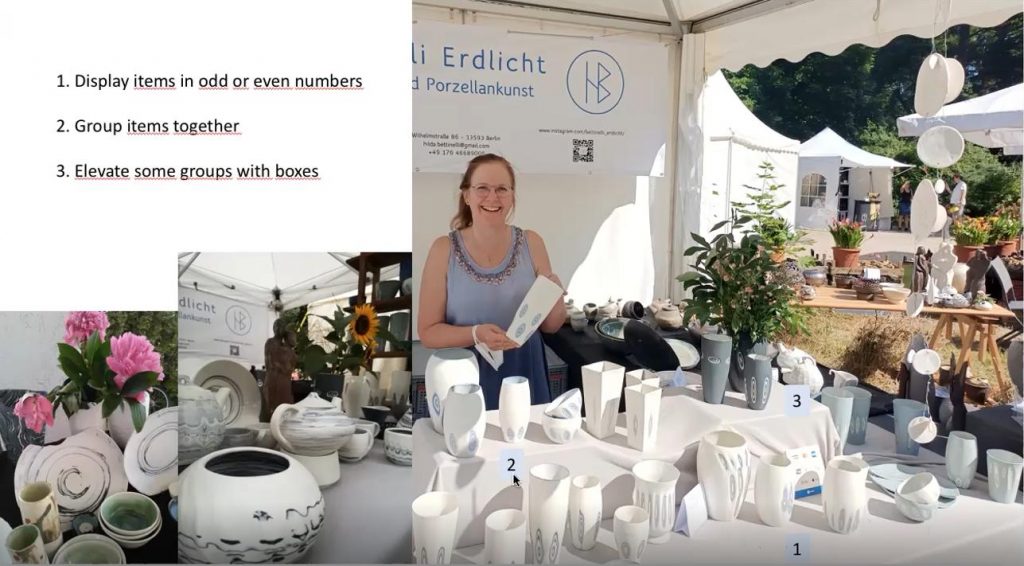 Hilda Bettinelli stellt ihr Standkonzept auf Märkten vor. Das wird im Onlinekurs Werde EinzigArtist besprochen. Wir sehen ihren Standaufbau. Der Pavillon ist zu zwei Seiten offen und geht in der Mitte spitz zu. So kommen die Exponate zur Geltung, die besonders viel Aufmerksamkeit erhalten sollen. Beim Onlinekurs stellt sie ein Lookbook her, in dem ihre Exponate zu einer Kundenreise einladen.