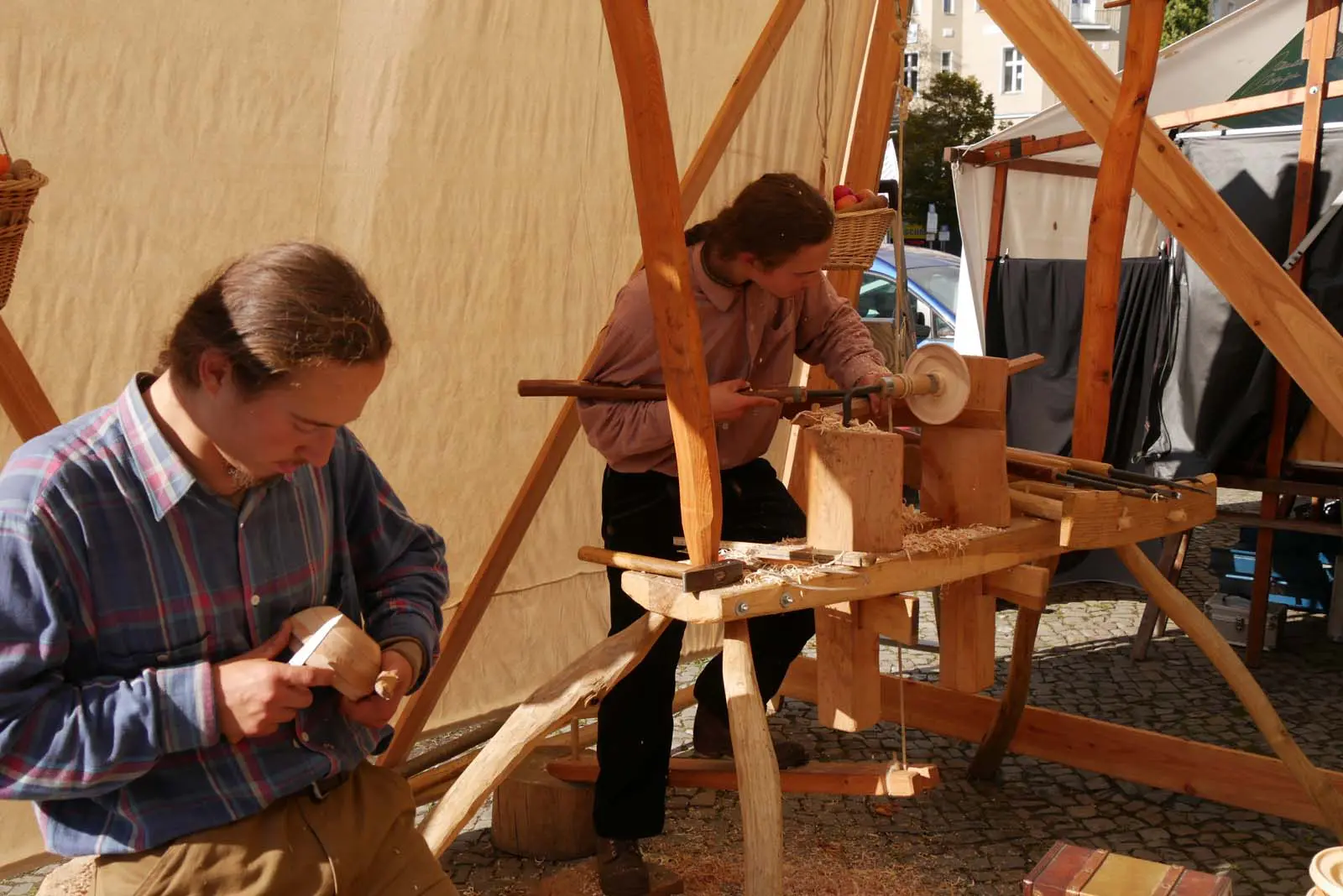 Holzhandwerk live miterleben bei der Vorführung von Jero und Pirmin Lehr beim Kunstmarkt zum Erntedank. Die beiden Brüder zeigen ihr Handwerk an der Wippdrehbank, die sie mit dem Fuß antreiben, um einen Teller herauszuschälen oder andere Küchenutensilien wie Kochlöffel, Besteck, Schüsseln und das, was ihnen in Auftrag gegeben wird.