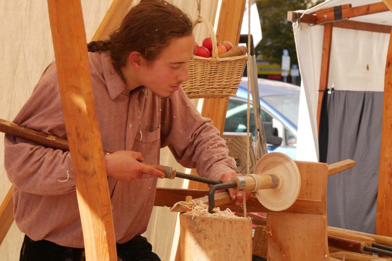 Bei Kunst, Handwerk und Design zum Erntedank entsteht ein Teller an der Wippdrehbank.