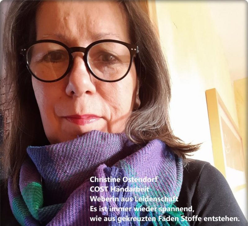 Christine Ostendorf. COST Handarbeit. Es ist immer wieder spannend, wie aus gekreuzten Fäden Stoffe entstehen. Im vorliegenden 12von12-Beitrag zeigt sie, wie es geht. Sie ist im Titelbild zu sehen.