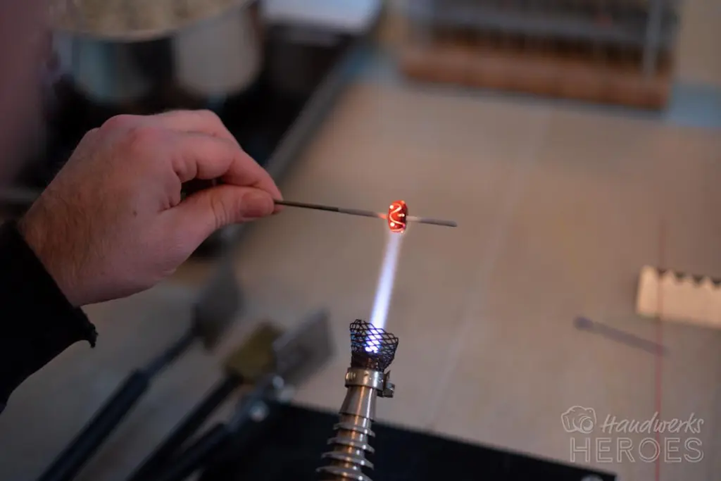 Maike Mette-Thaben von Beadmaker's Bench gibt zu: Das Spiel mit dem Glas über der Flamme, den leuchtenden Farben und die Formung ist faszinierend. Ihre Künstler-12von12 im November 2022 zeigen dies.