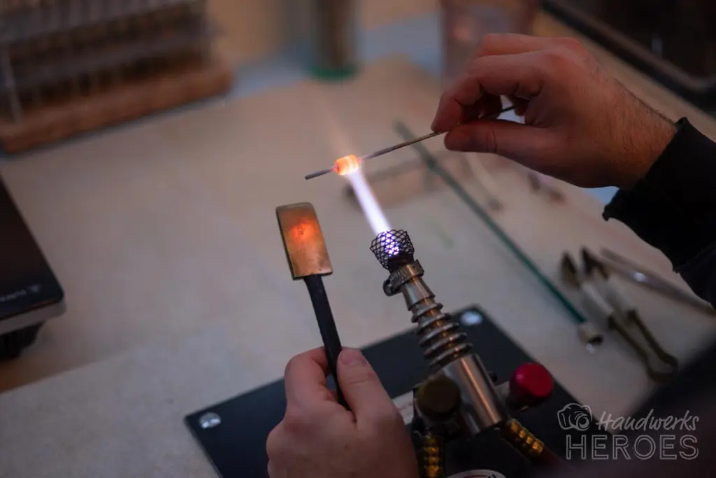 Wie schön, dass es die Künstler-12von12 im November 2022 gibt. So kann Beadmaker's Bench beim Glasperlenspiel zeigen, wie Glas über der Flamme geformt werden kann.