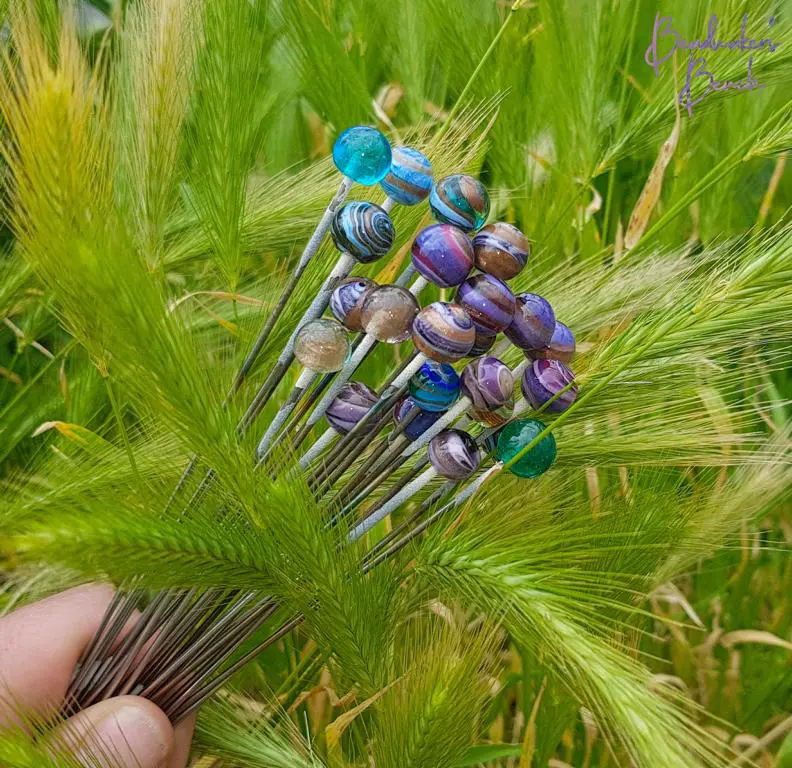 Beadmakers Bench Maike Mette-Thaben zeigt bei ihren Künstler-12von12 im November 2022, das Glasperlenspiel, dass keine liebevoll mit Hand gefertigte Perle der anderen gleicht.