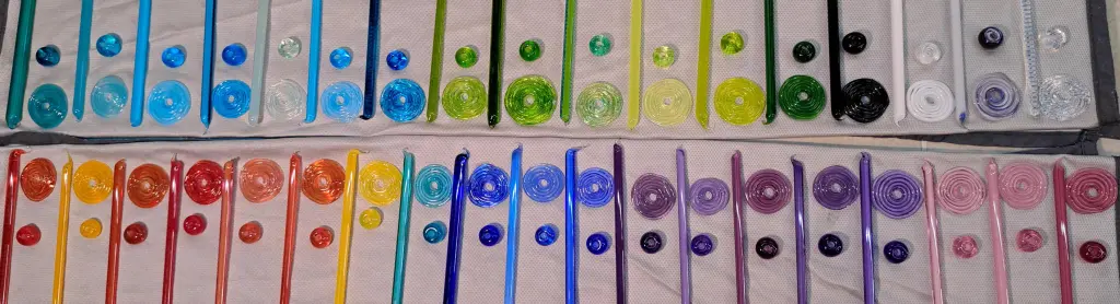 Es kribbelt es den Fingern. Wer die leuchtenden Farben des Glases sieht, möchte sofort zum Probieren kommen. Wie das wohl zu gestalten geht?