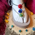 Glasperlen können mehr als nur Schmuck und Perlenkette zu sein. Die Künstler-12von12 stellen die Glaskunst in den Mittelpunkt und rufen dazu auf, weitere Möglichkeiten für Glasperlen zu finden.