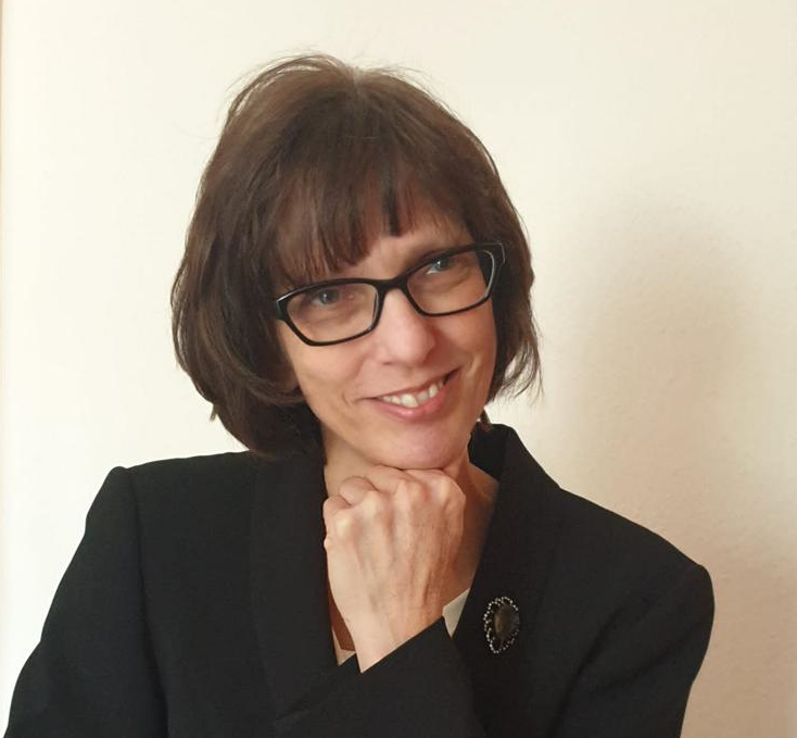 Es werde zauberhaft! Claudia Scholz vom Verein Family & Friends zeigt sich schwarz gekleidet, aber freundlich und nachdenklich. Es geht um Themen wie Vision, Mission, Motto und "So machen wir das!"