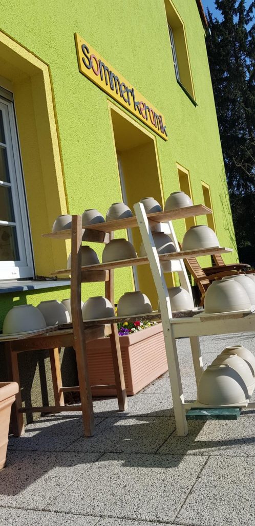 Michael Sommer hat seine Werkstatt und Ausstellungsräume in diesem leuchtend grünen Haus, das über dem Eingang mit Sommerkeramik bezeichnet ist.