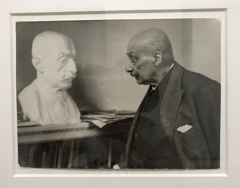 Schwarz-Weiß-Fotografie, die Max Liebermann vor dem Gipsmodell seiner Büste. Er war 1917 siebzig Jahre alt geworden.