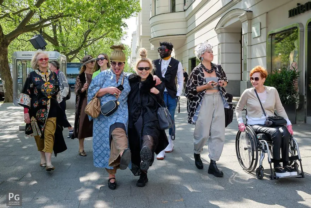 Beim Walk of Glam in Berlin. Exzentriker laufen quietschvergnügt den Ku'Damm entlang.