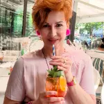 Betty hat einen exotischen Cocktail bei Old Petrocelli am Ku'damm gewählt - mit Orangenscheiben im Glas. Der Rotschopf guckt eher überrascht in die Kamera.