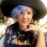 Daria Fürst kommt stets schwarz gekleidet zum Walk of Glam. Ihre Haare sind fliederfarben, was sie deutlich vom Schwarz ihrer Kleidung abhebt.