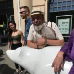 Nestor Perez mit Schmusebär aus Stoff ist heute sein Markenzeichen. Er steht hinter einem weißen Buddybären.