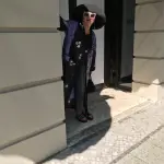 Organisatorin Stella Ahangi hat sich im Eingang zu einem pompösen Haus am Ku'damm in Stellung gebracht - fotografisch reizvoll.