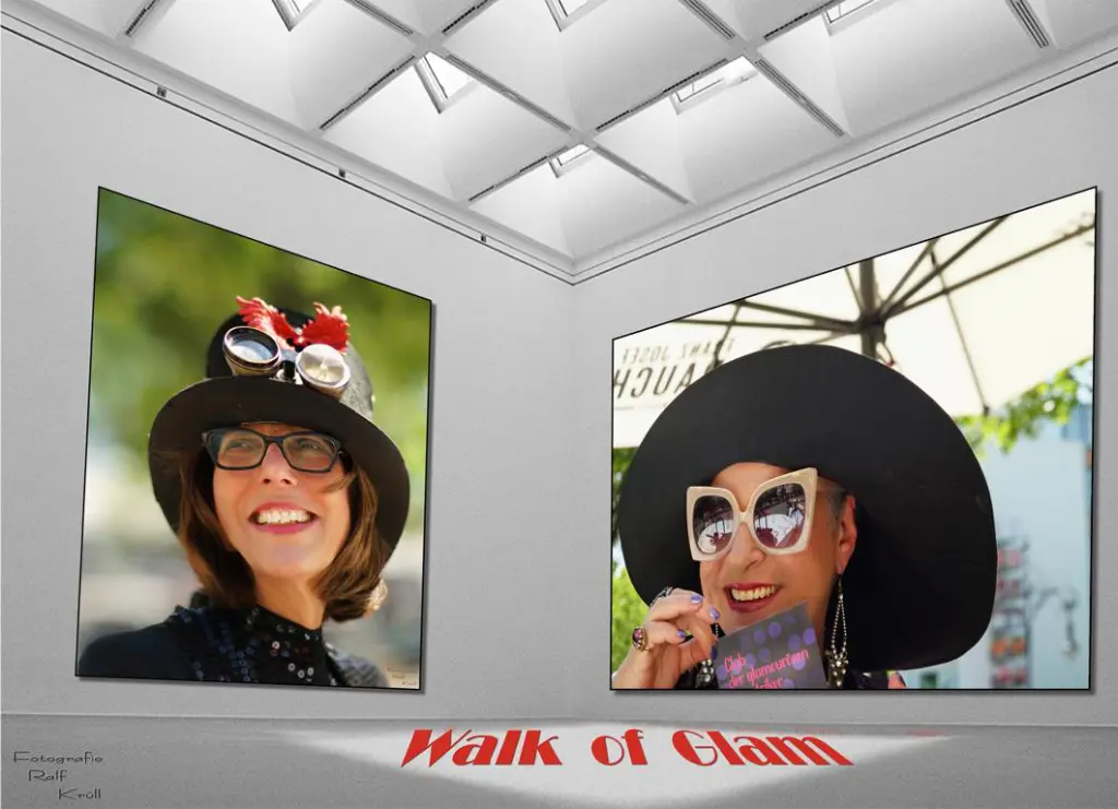 Zwei Bilder einer Ausstellung zeigen Claudia Scholz und Stella Ahangi lachend in die Kamera schauen - Claudia mit Steampunk-Zylinder und Stella mit unvergleichlicher Designerbrille und ausladendem schwarzem Hut aus den 70iger Jahren.