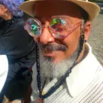 Nestor Perez beim Walk of Glam im Juni 2023: Er trägt die nun schon durch alle Hände gereichte Prismabrile und trägt die an ein Vorhängeschloss erinnernde Kette dazu um den Hals.