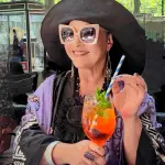 Stella Ahangi ist die auffallendste Exzentrikerin des heutigen Walk of Glam. Ihr Cocktail gibt ihr eine erfrischende Note, das ihr Gesicht widerspiegelt.