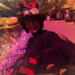 Steampunk-Zylinder-Trägerin Claudia Scholz durchs Prisma fotografiert