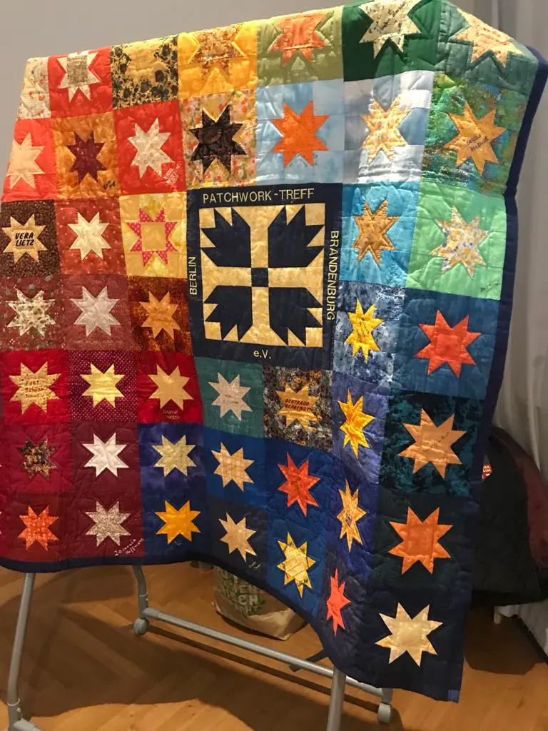 Auch die Patchworkgilde hat sich im Museum Europäischer Kulturen eingefunden. Diese Decke zeigt eindrucksvoll, wie herrlich das Resteverwerten für eine Decke wie diese herhalten kann.