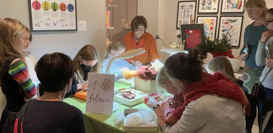 Mein 12. November 2023 führt ins Museum Europäischer Kultur und damit zum 17. Textiltag. An Tischen werden Techniken alter Handwerkskunst gezeigt und zum Mitmachen eingeladen.