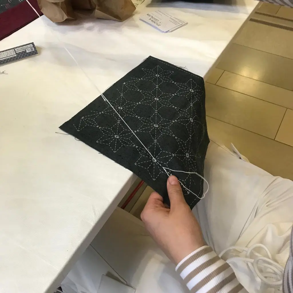 Daniele von Fischer ist für ihre besonderen Sticktechniken bekannt. Heute lädt sie zum Workshop ein. Ihr Angebot ist so beliebt, dass viele ihrem Angebot folgen.