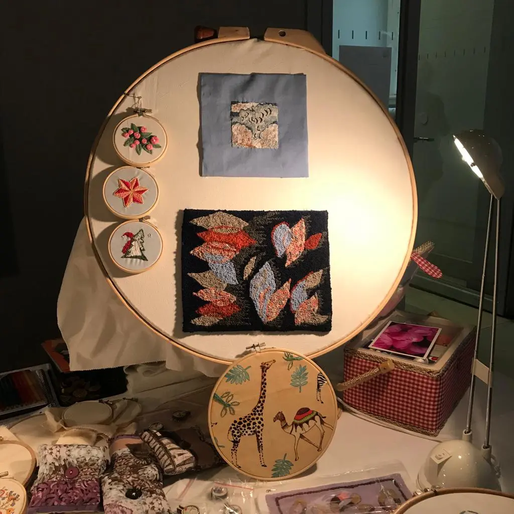 Margit Marschalls großer Stickrahmen mit den kleinen Motiven zum Nachsticken