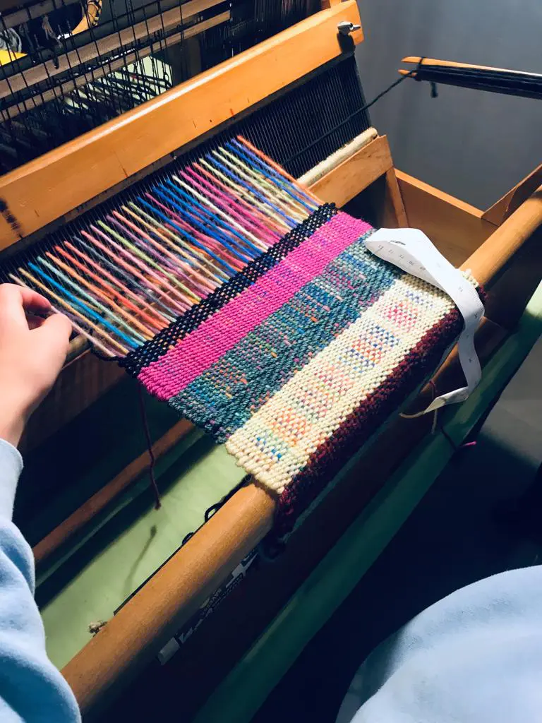 Monika Vance zeigt das Weben auf die einfachste nur denkbare Art. Kinder danken es ihr und sind entzückt, ihrem Angebot zu folgen. Gut, dass es das Museum Europäischer Kulturen gibt, die alte Handwerktechniken wie diese vermitteln hilft.