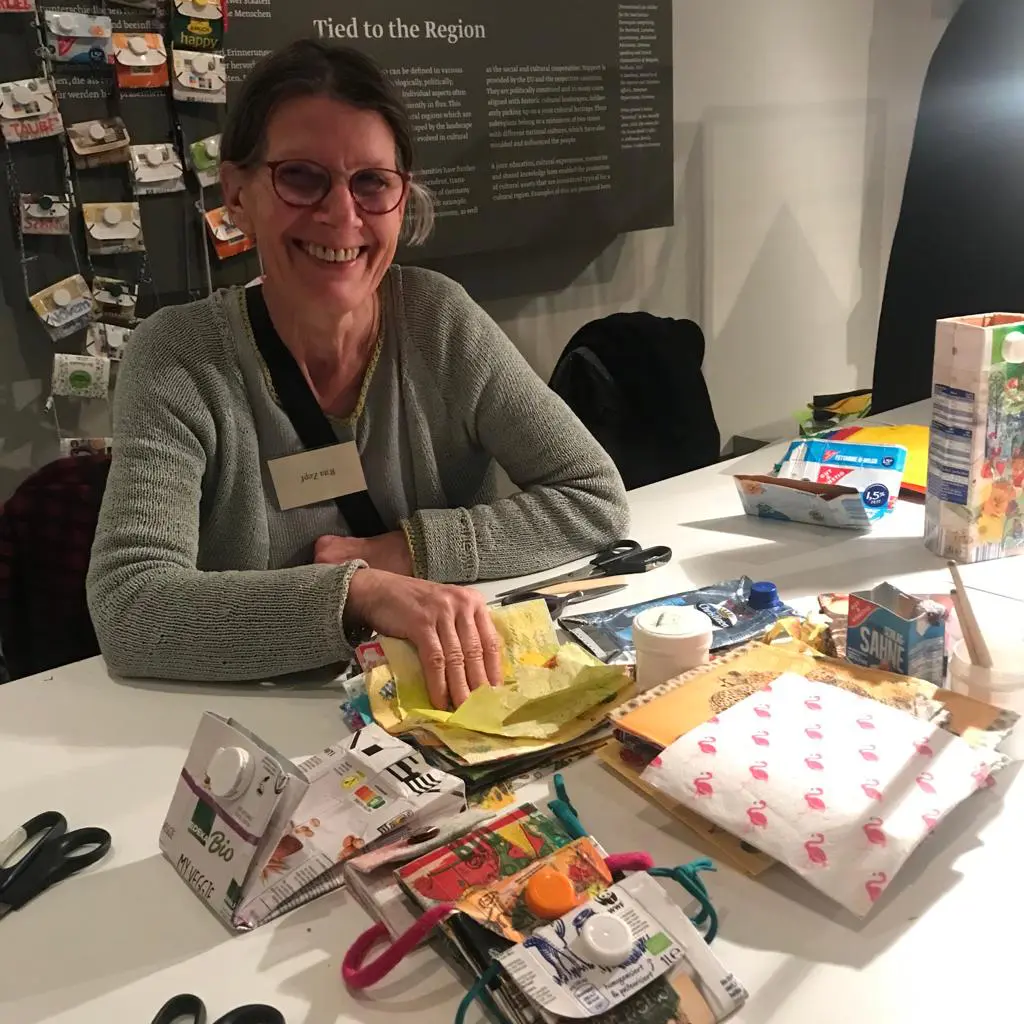 Rita Zopf ist eine bekannte Größe in Berlin. Ihre Leidenschaft sind verstoffte Bilder. Es sind richtige Kunstwerke, so schön!