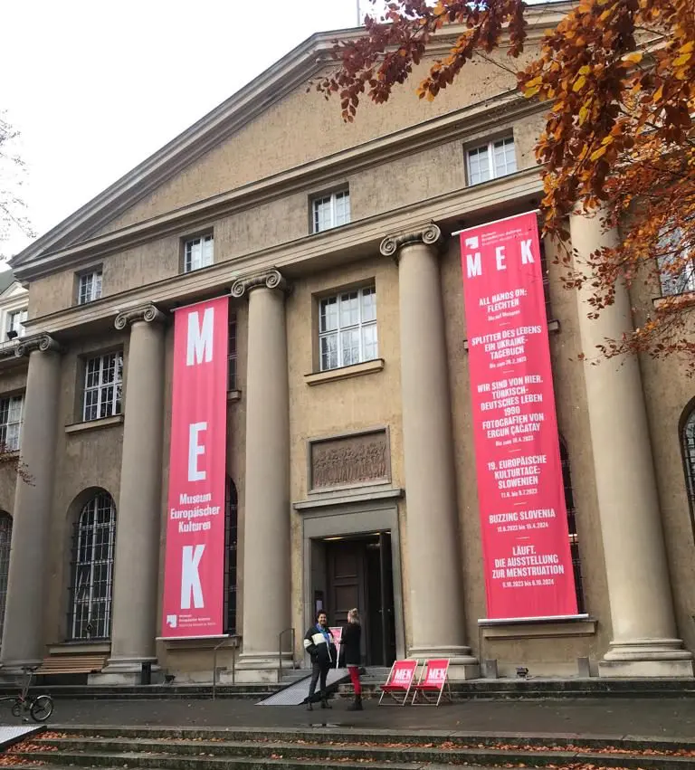 Meine 12von12 im November führen mich zum MEK. Gegen Mittag treffe ich dort ein. Angekündigt ist der 17. Textiltag.