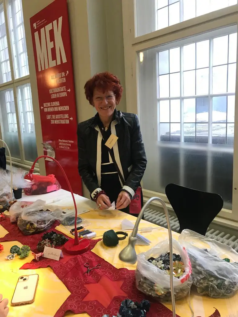 Pia Fischer an ihrem Tisch im Vorraum des Museums. Meine 12von12 im November 2023 versprechen vortrefflich zu werden!