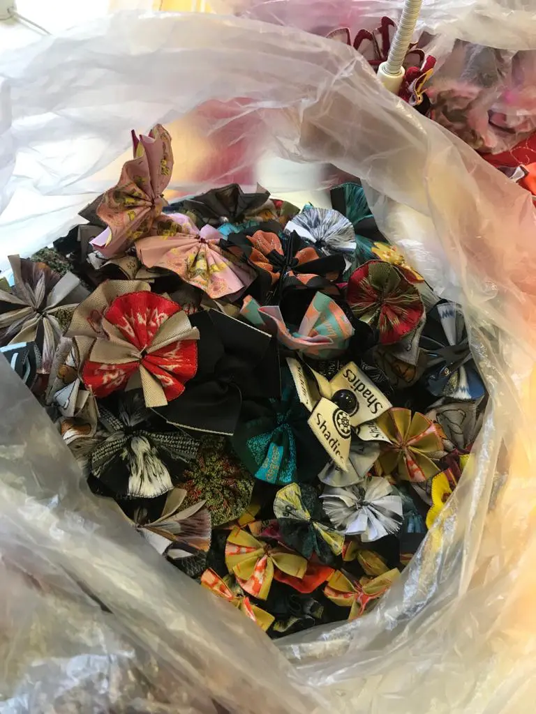 Einige Blüten aus Etiketten sind schon fertig. Ideen muss man haben!