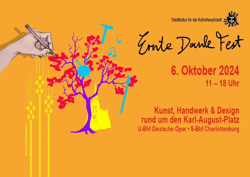 Das Plakat zu Kunst, Handwerk & Design zum Erntedank am Karl-August-Platz in Berlin-Charlottenburg am 6. Oktober 2024 in einem schönen warmen Orangeton gehalten. Als durchgängiges Motiv gibt es eine Hand zu sehen, die die rötlichen Herbstblätter im Baum zeichnet. Im Baum hängen allerlei Werkzeuge, wie sie für Künstler, Handwerker und Designer typisch sind.