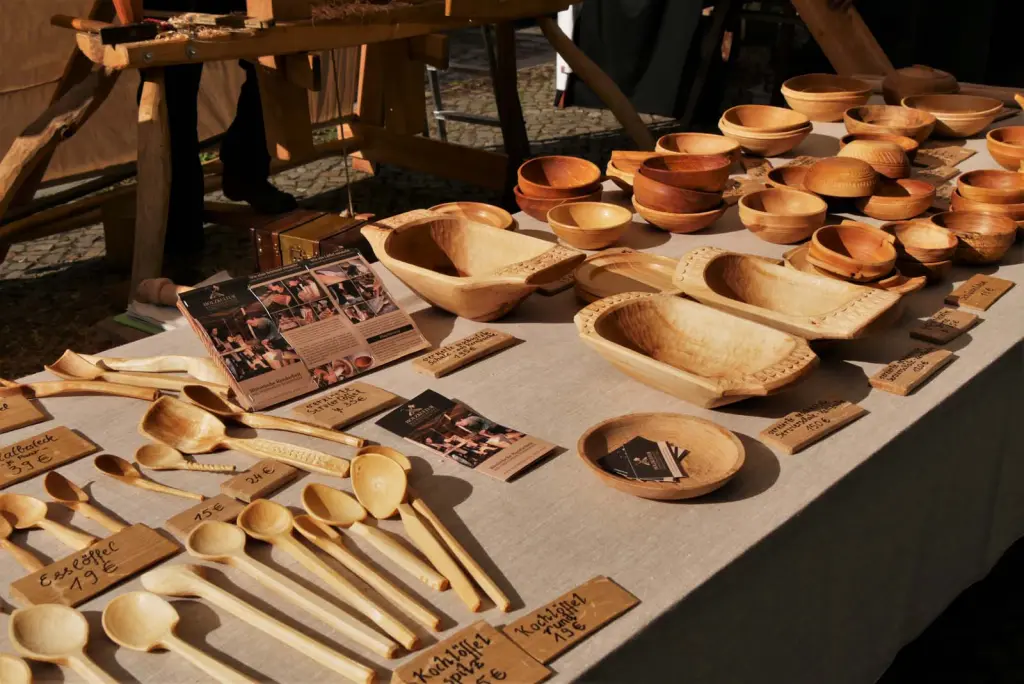 Vorführungen am Stand bei Jero und Pirmin Lehr. Sie stellen Schüssel, Schalen und Löffel her und zeigen, wie es geht.