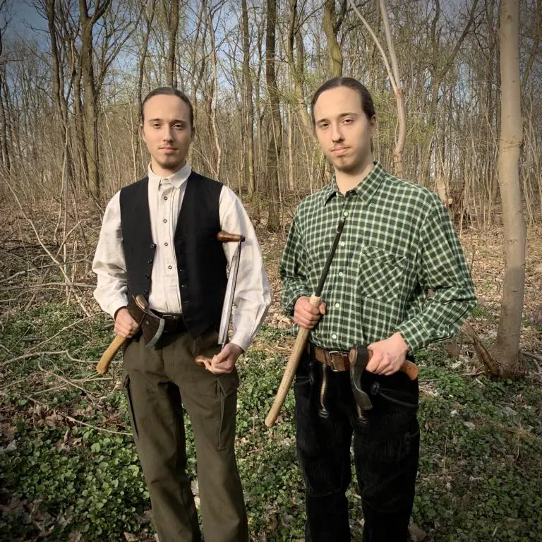 Kunst in Aktion: So verzauberst Du Deine Kunden - darauf verstehen sie die Brüder Jero und Pirmin Lehr meisterhaft. Sie zeigen ihr Handwerk vor, wo sie nur können und machen die alte Tradition des Holzhandwerks wieder greifbar.