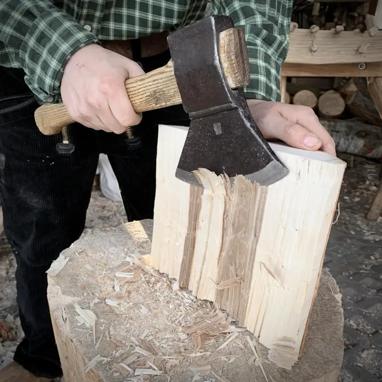 Kundenfeedback ist wichtig. Das holen Pirmin und Jero Lehr über das Gespräch ein. Sie verzaubern ihre Kunden durch das permanente Vorführen ihres Handwerks. Gerade arbeitet einer Brüder mit dem Beil, das er nutzt, um ein Rohling für die Wippdrehbank herzustellen.