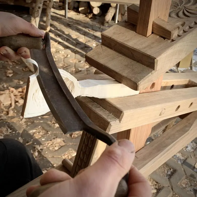 Jero und Pirmin Lehr am Stand. Sie erzählen permanent über die Herkunft des Holzes, das sie verwenden, wie sie auf das Handwerk gekommen, das sie betreiben etc.