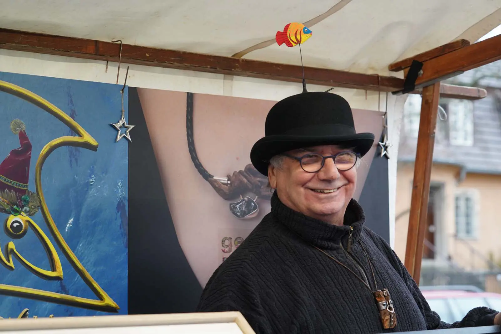 Welcher Look passt? Zuerst arbeitet man an seiner Kunst, dann an der Gestaltung des Marktstands und dann auch noch an sich selbst? Ja! Deshalb trägt den "wearable fish" auf dem Hut! Und schon wird Matthias Hentschel mit seiner Marke "wearablefish.de" unvergesslich.