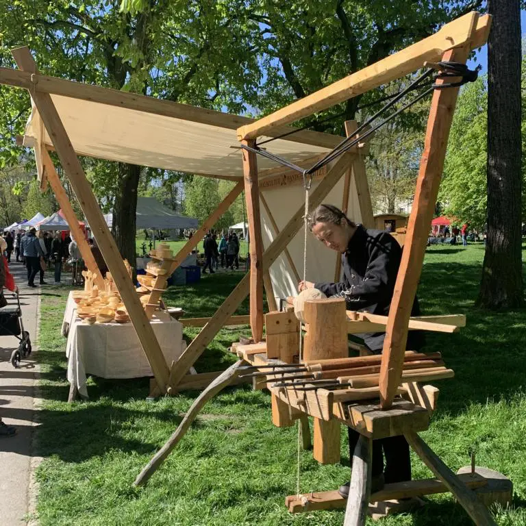 Kunst in Aktion und ein visuell reizvoller Stand wirken auf Besucher anziehend. Kunden fühlen sich bei der Vorführung ihres Handwerks verzaubert.