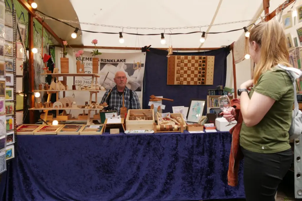 Klemens Rinklake mit Schachbrett am Stand beim Wein- und Winzerfest Lichtenrade - das macht Eindruck und dokumentiert "echtes" Handwerk!