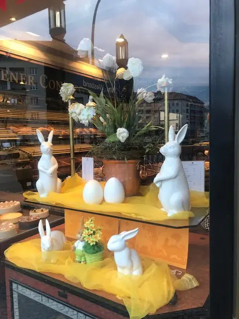 Bei der Geschäftsstraße in Charlottenburg-Westend in Berlin angekommen meldet das Wiener Café: Bald ist Ostern!