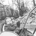 Jandees 12von12 im März 2024 sind ein Streifzug durch sein Leben. Im Kinderwagen sitzend hat er ziemlich klein angefangen. Es ist ein Schwarz-Weiß-Foto mit Jandee als Baby.