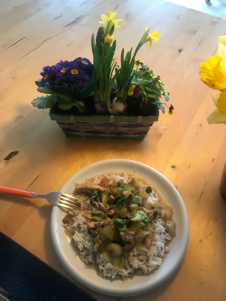 Ein Mittagessen ohne blühendes Beiwerk? Undenkbar! In einem Korb sitzen Narzissen, Hyazinthen und Primelchen wie im Nest. 