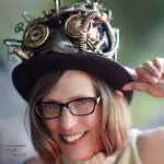 Ralf Krülls Bild von Claudia Scholz mit Steampunk-Hut von C & G. Klein, den Hutartisten in Berlin, anlässlich des Walk of Glam am 29. Juni 2024