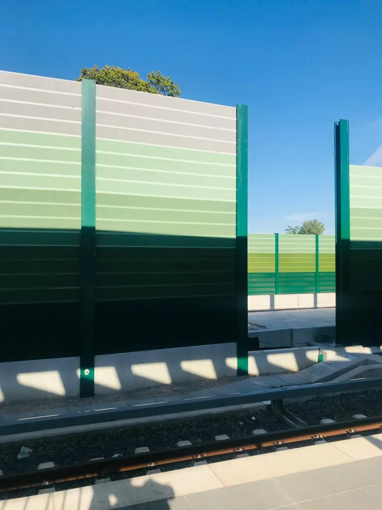 Ein Schlupfloch gibt den Blick auf den S-Bahnhof Lichtenrade frei - ein Bild meiner 12von12, das ich würdig finde zu zeigen.