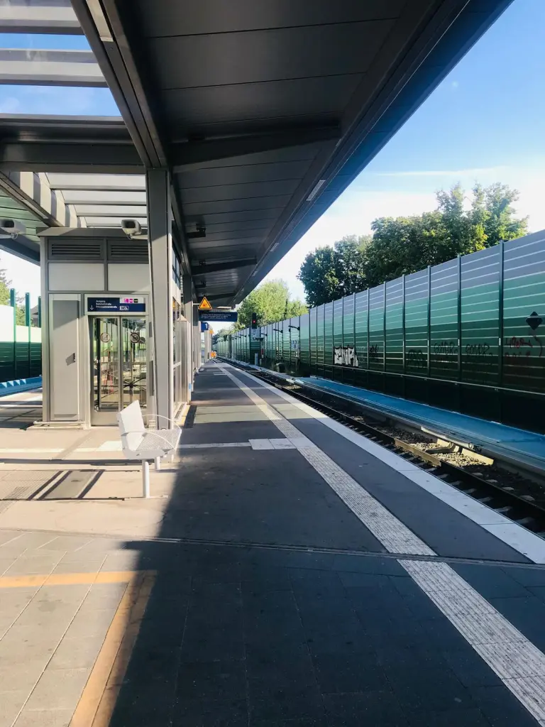 Der frisch gebackene Bahnhofstraße Lichtenrade. Er ist noch nicht in Betrieb. Doch bald fahren hier die Züge zum Flughafen Berlin-Brandenburg (BER) ab und umgekehrt.