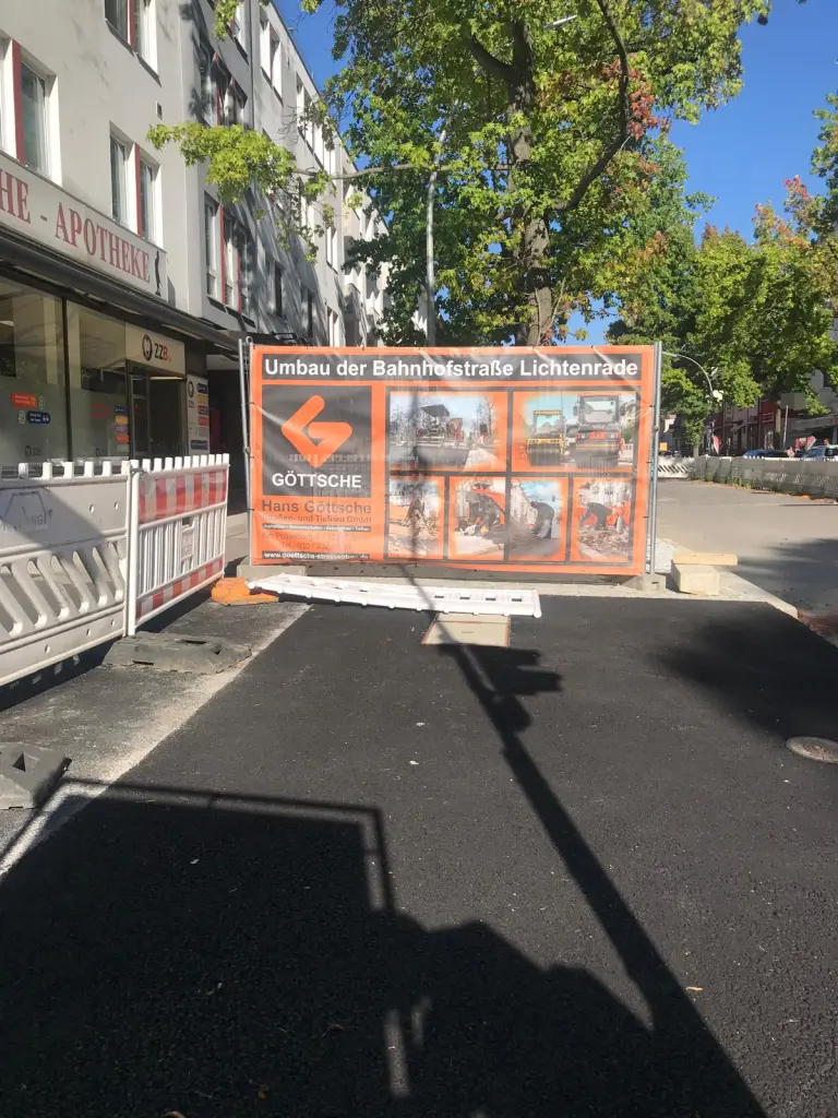 Meine 12von12 im August 2024: Bahnhofstraße trifft Weinfest. Auf einem Banner ist der Hinweis zu sehen, dass die Bahnhofstraße eine Baustelle ist.